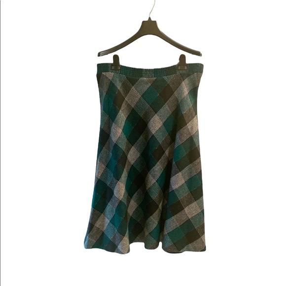Vintage 80s plaid skirt in green, black and grey with red thread. - Picture 2 of 6